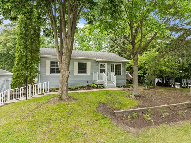 Building Photo - 438 Sylvan Dr