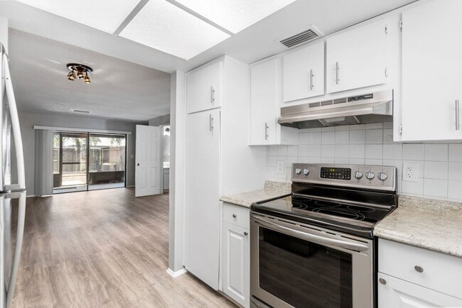 Building Photo - 2bedroom 1.5 Bath Town home **