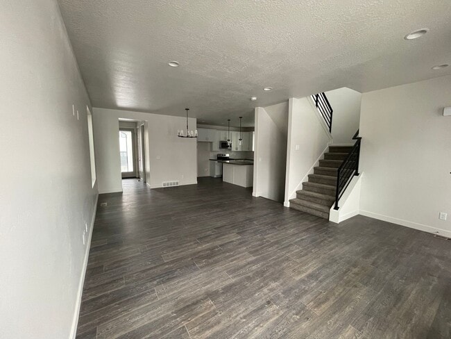 Building Photo - Modern home!