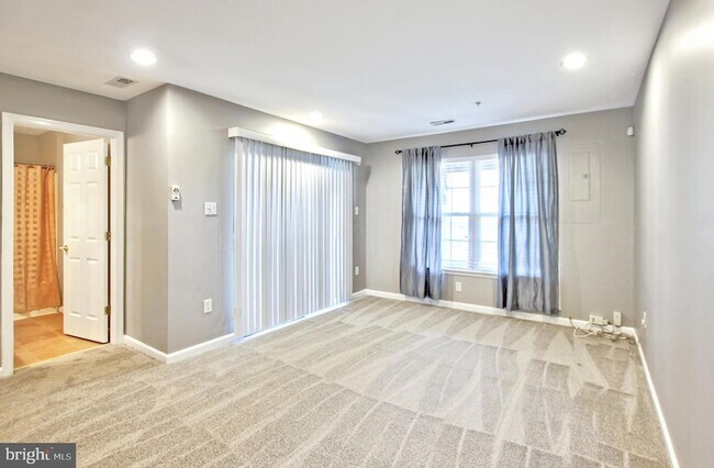 Building Photo - 9902 Woodview Dr