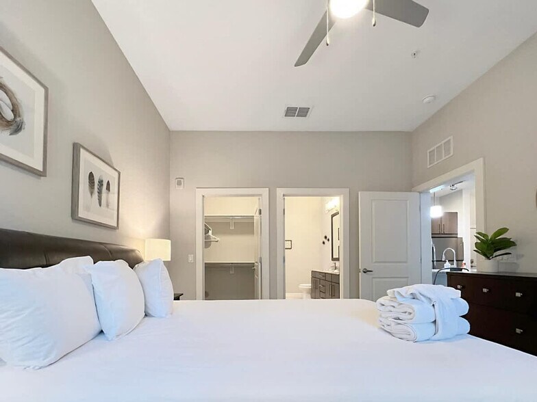 Building Photo - 2615 N Grady Ave