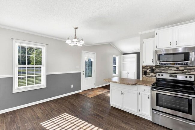 Building Photo - An adorable home! Pets Welcome!