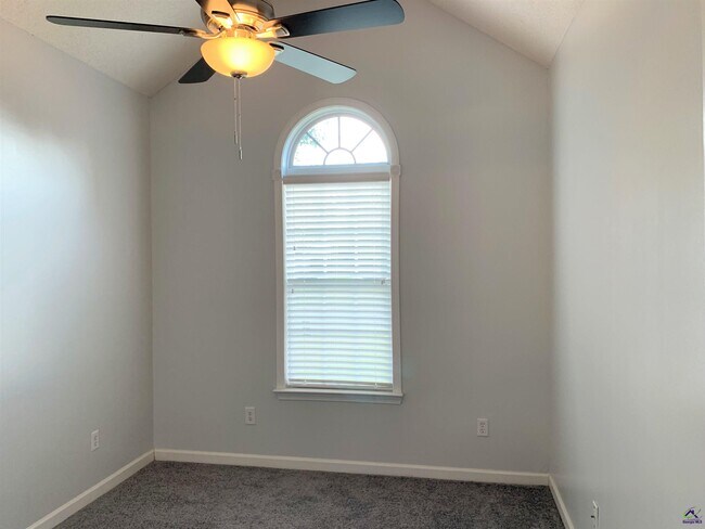 Building Photo - 110 Amber Dr