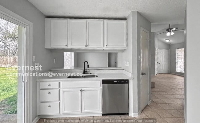 Building Photo - 3 Bed, 2 Bath Home with Fenced Yard & Garage / Pet-Friendly / Available Now!