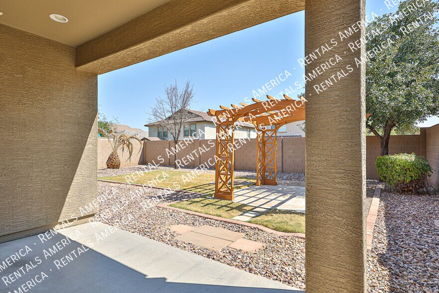Building Photo - 15573 W Laurel Ln