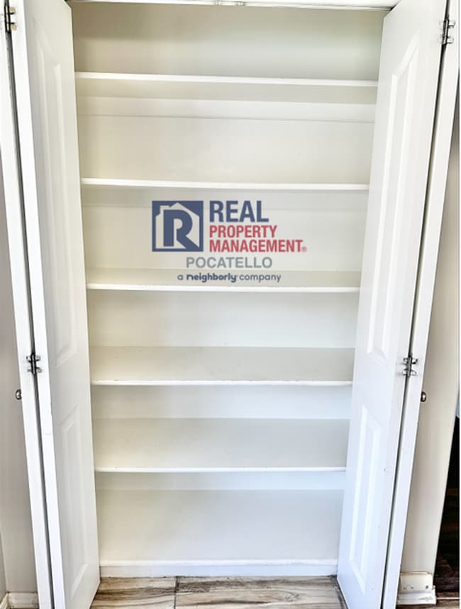 Building Photo - 5 Bedroom 3.5 Bath House - Pet Friendly