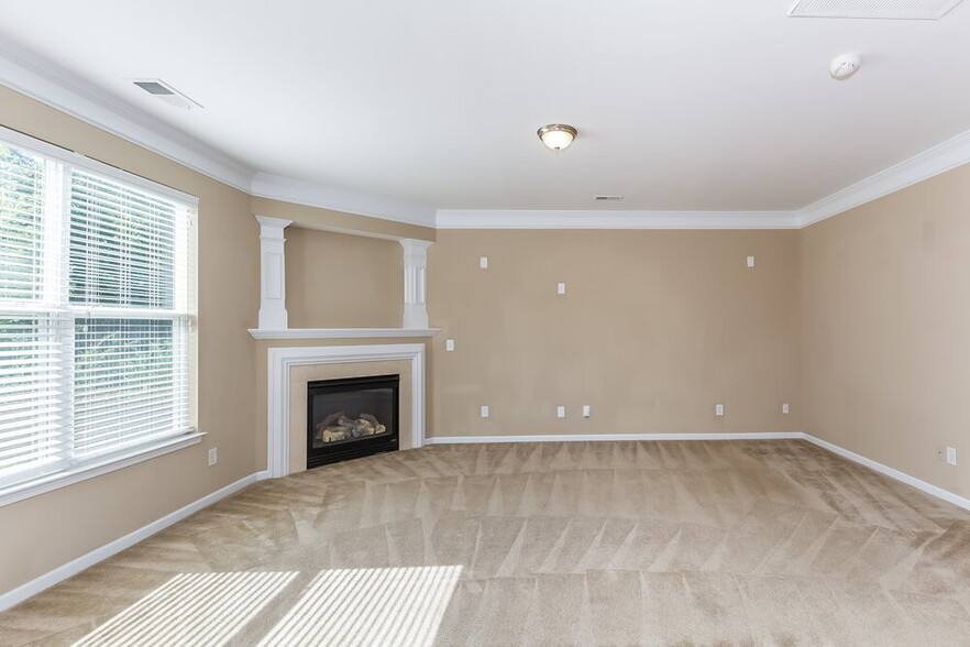 Building Photo - 3004 Centerview Dr