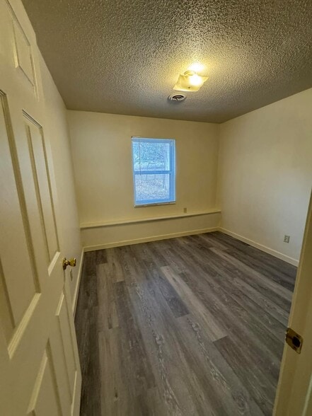 Building Photo - 1050 Plaza Ct N