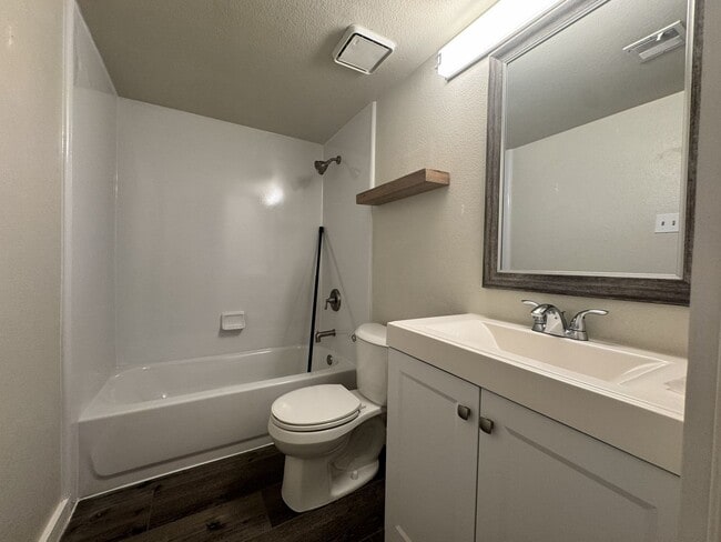 Building Photo - **MOVE IN SPECIAL***HALF OFF FIRST MONTHS RENT. UPSTAIRS 2 BEDROOM CONDO OVERLOOKING GREENBELT