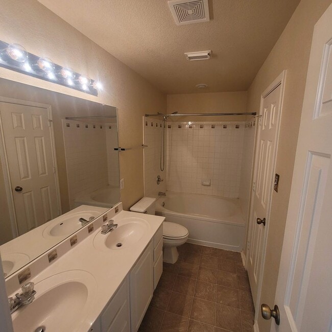 Building Photo - Perfectly Located near Medical Center