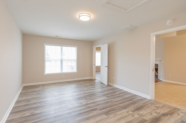 Building Photo - Beautiful 4 bed 2 bath home in Greensboro with fenced yard. Walk to coffee shop and restaurants.