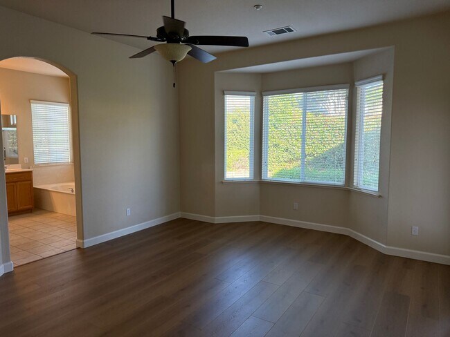 Building Photo - 1587 Regent Dr