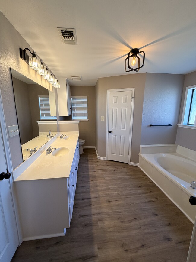 Building Photo - 111 Crestview St