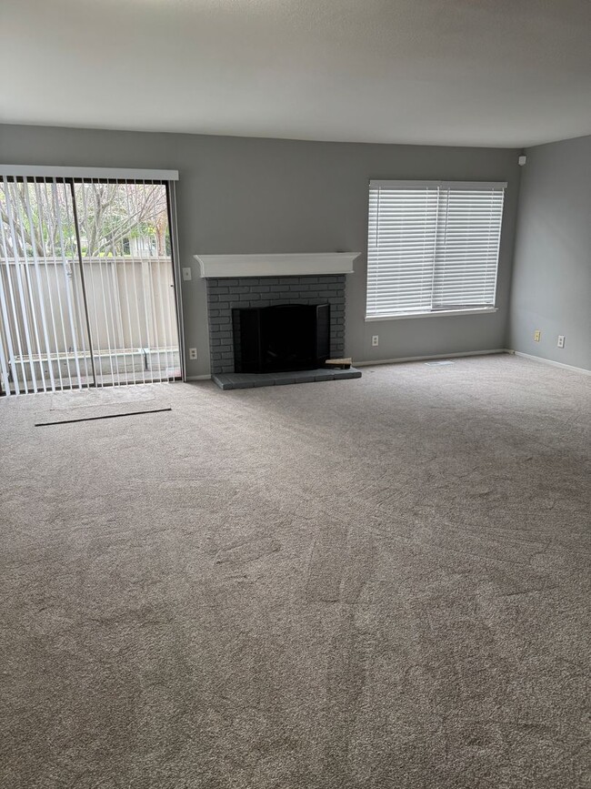 Building Photo - Rio Road Condo