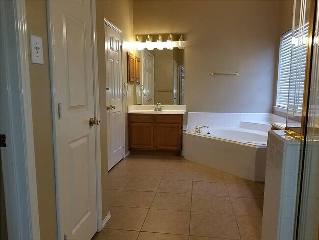 Building Photo - Stunning 5-Bedroom, 3-Bath Home with Over ...