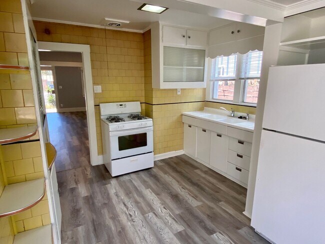 Building Photo - Charming 2 Bedroom Craftsman House w/Porch and Private Back Patio in Hillcrest