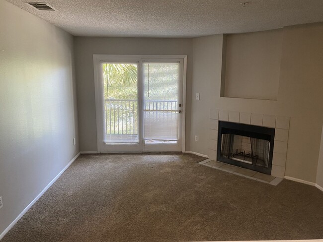 Building Photo - 1 bedroom 1 bath with Fireplace, and washe...