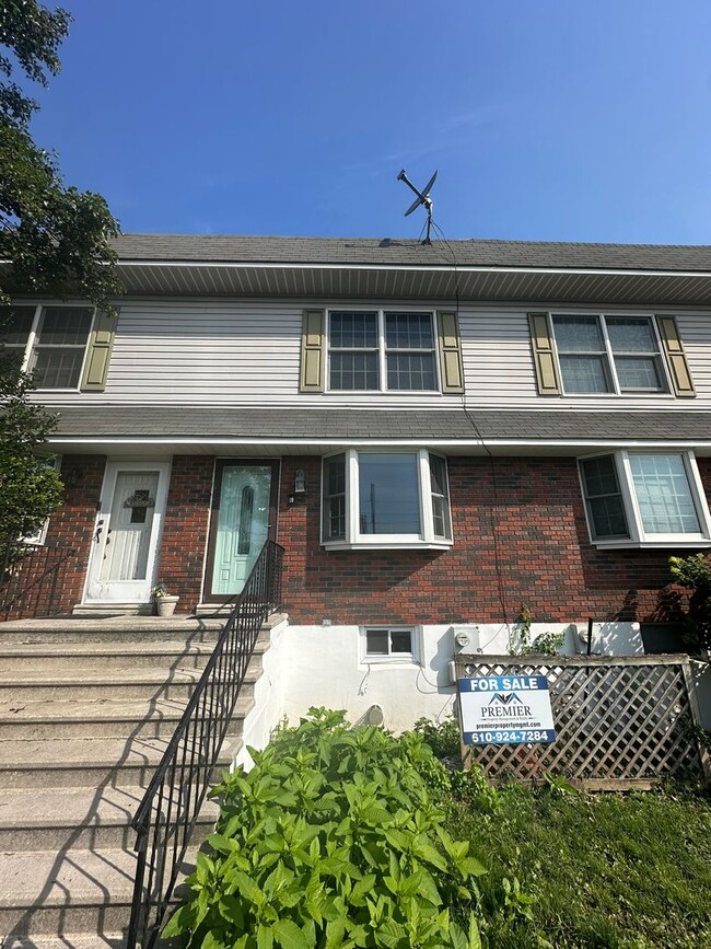 Building Photo - Beautiful 4 Bed, 3 Bath Ready For Rent!