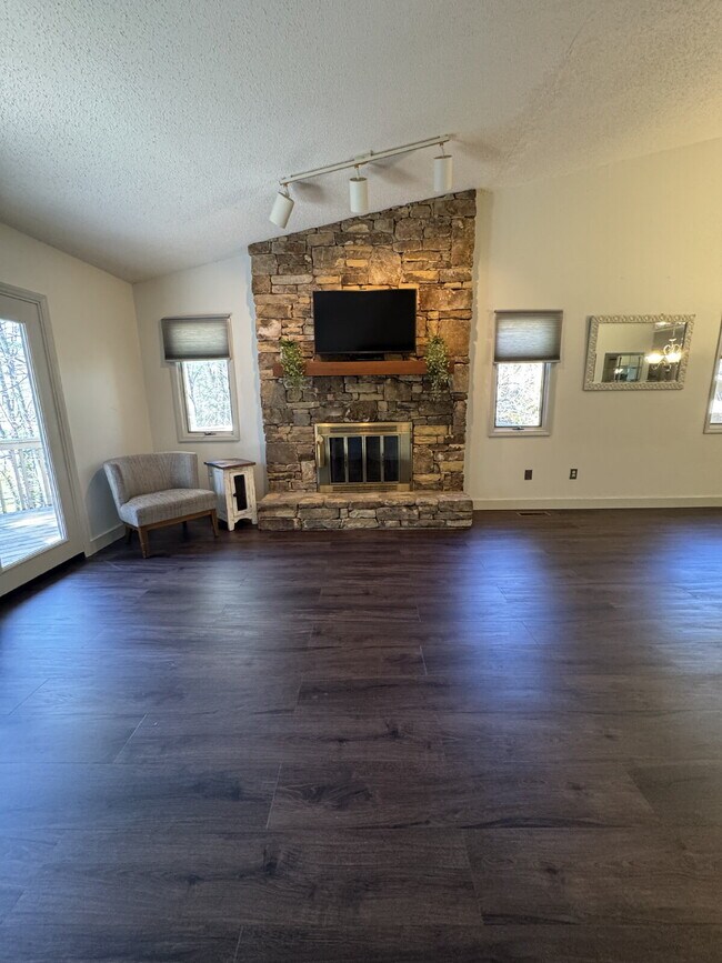 Building Photo - "Charming 2-Bedroom Condo with Cozy Fireplace in Hendersonville – 1603 Sq Ft of Comfort!"