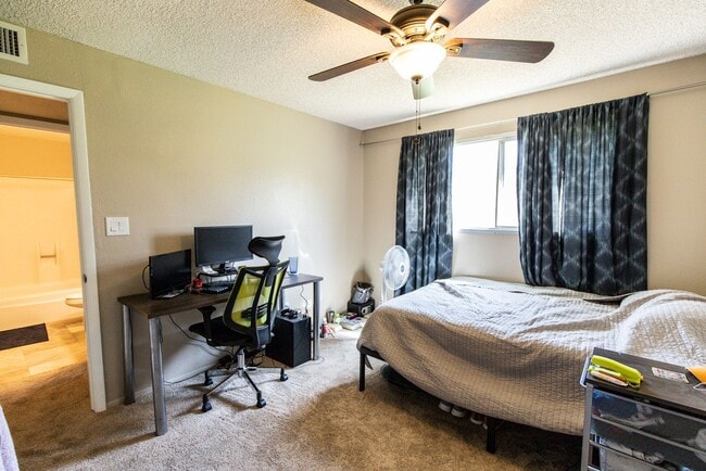 Building Photo - 6 Bedroom 3.5 Bathroom Tri-Level Home In Tempe close to ASU