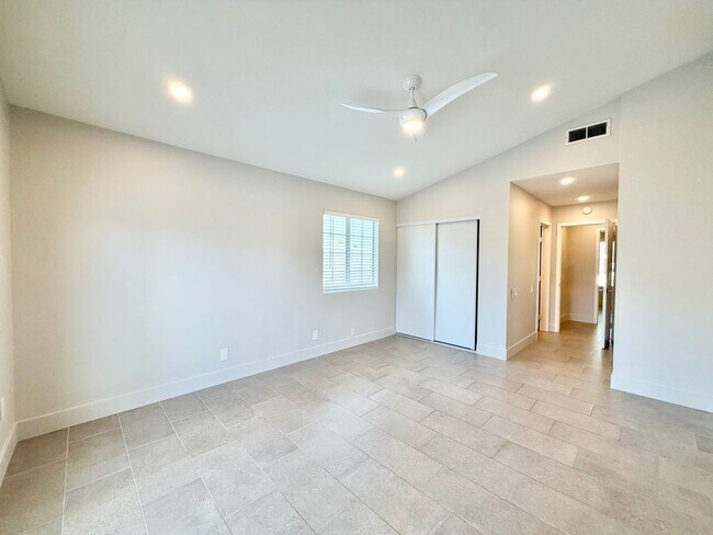 Building Photo - 835 Nueva Vista Dr S