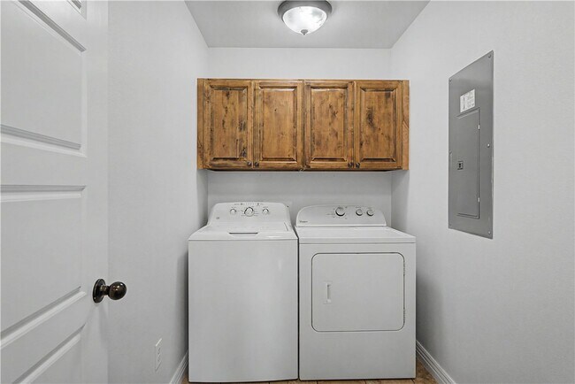Building Photo - 1217 N Stephens Ave