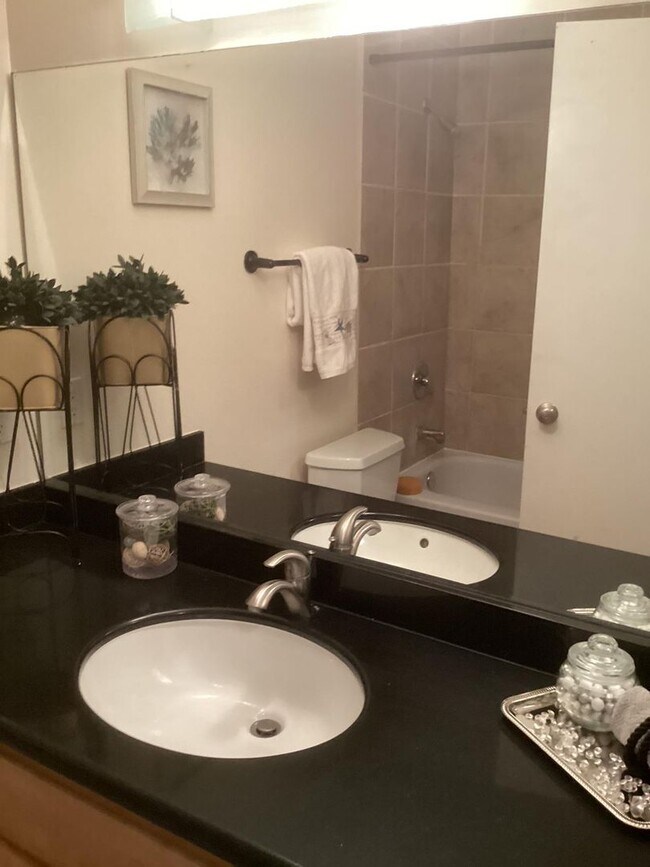 Building Photo - Tasteful Single Story Condo 1bd/1ba - Grea...