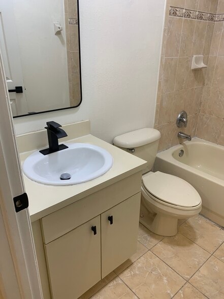 Upstairs full bath - 13800 SW 275th St