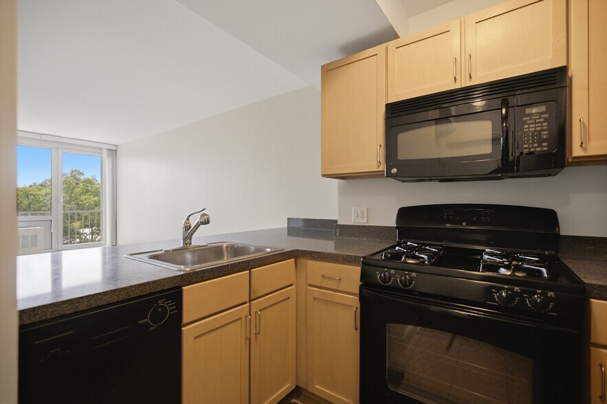 Kitchen w/ eat in counter - 800 4th St SW