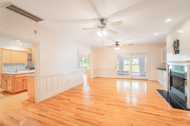 Building Photo - 785 Glenwood Dr