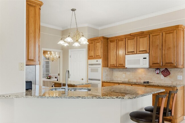 Building Photo - 118 W Greenbriar Ln