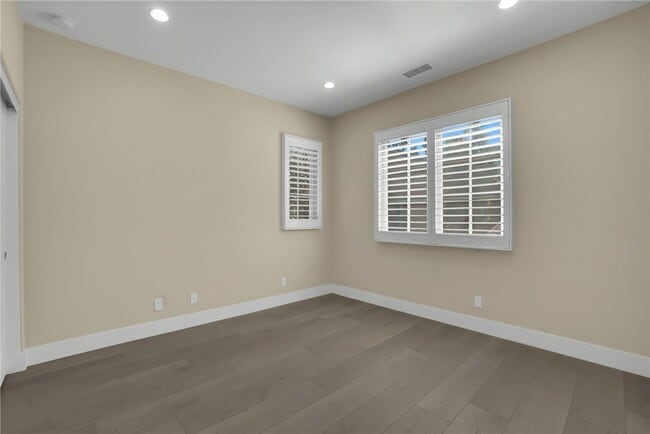 Building Photo - 64 Bianco