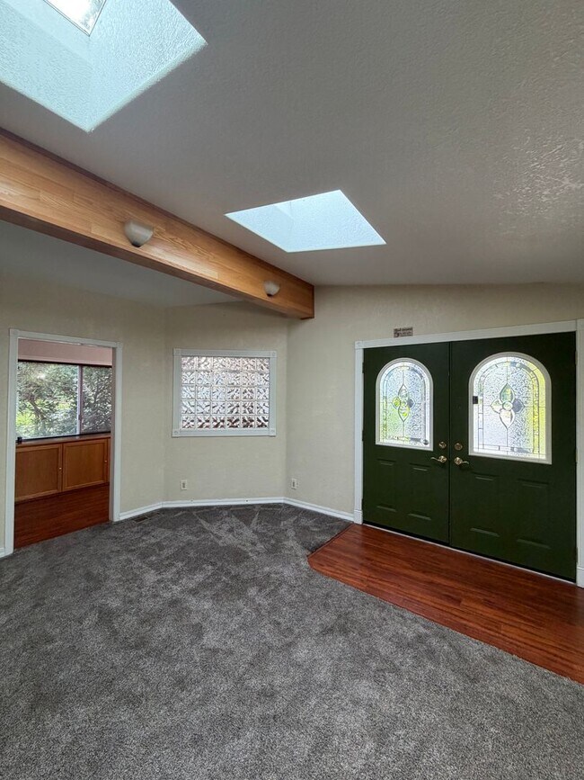 Building Photo - Rare 3-Acre 3BR Home in South Salem – Shops, Workspace & Greenhouses