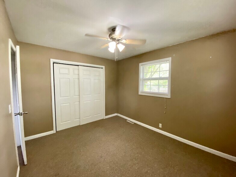 bedroom 1 - 407 E Lincoln St