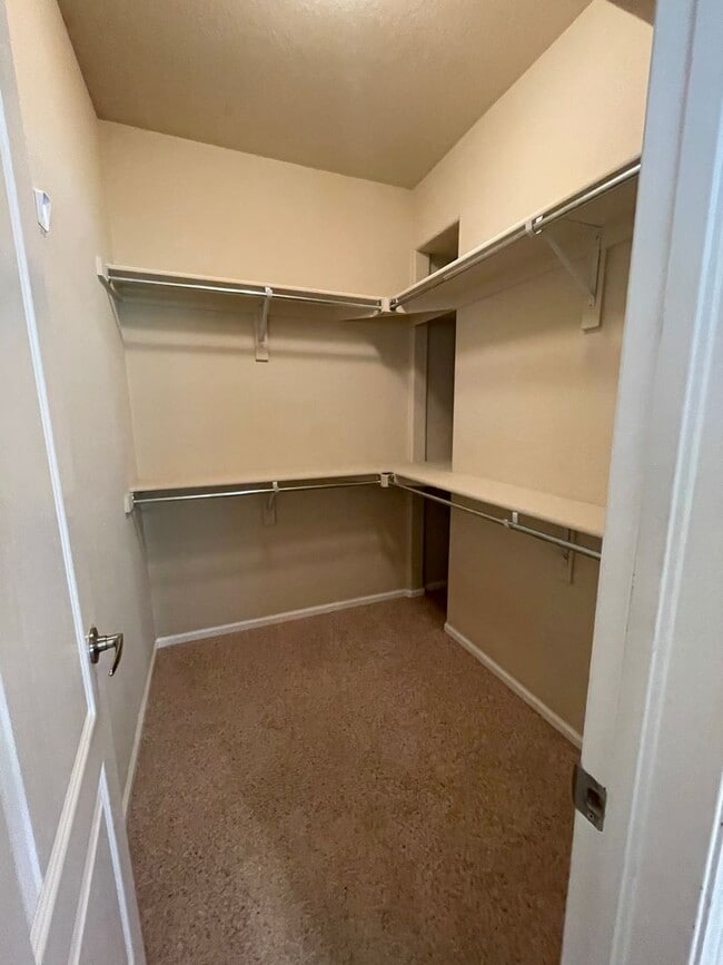 Building Photo - 2 bed/1 bath Townhome with Garage, Pool, Clubhouse