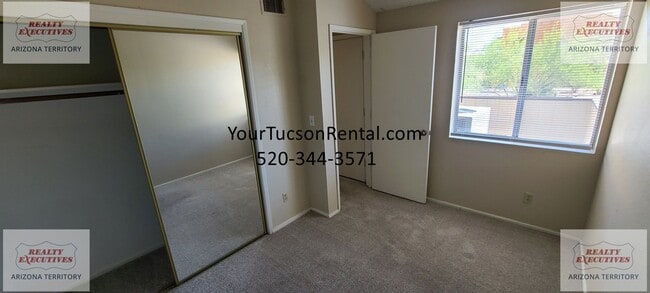 Building Photo - 1st Ave & Limberlost Dr - 2 Beds/ 1.5 Bath...