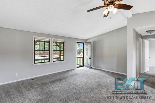 Building Photo - 3 Bedroom/2 Bathroom Home