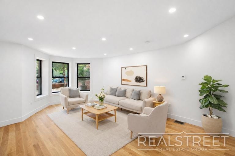 Building Photo - Magnificent 4 Bed 3.5 Bath Brownstone Duplex in Crown Heights