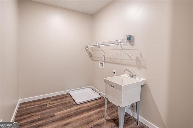 Building Photo - 215 Pinecone Ln