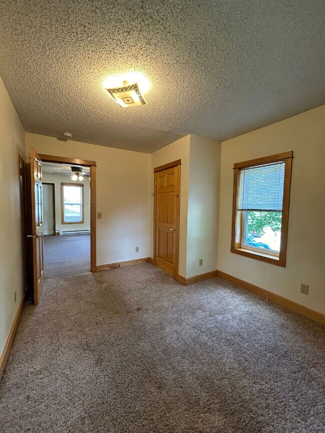 Building Photo - New On Market - 3 Bedroom, 1 Bathroom Duplex