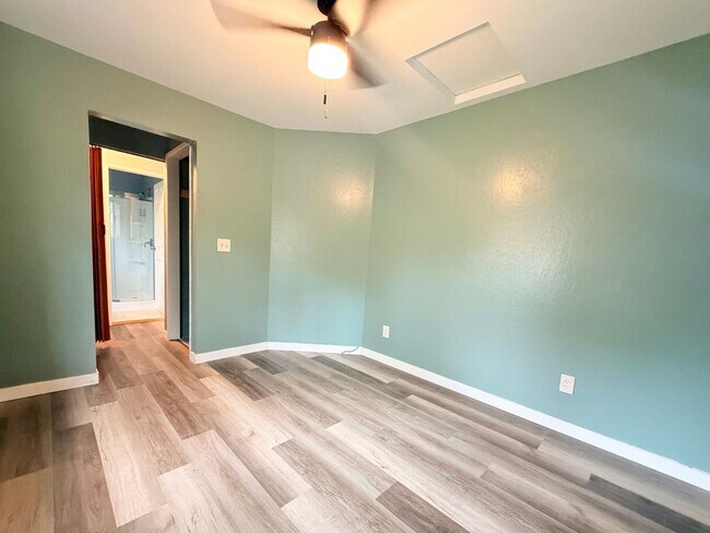 Building Photo - Serene 1-Bedroom Home with Privacy & Nature Views