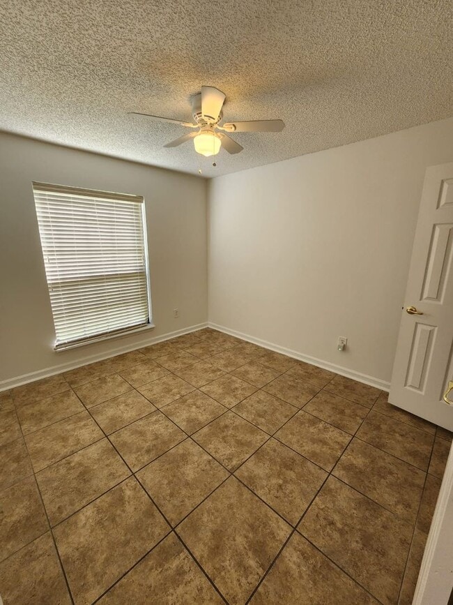 Building Photo - ***TWO WEEKS FREE*** Beautiful 4 bedroom 2 bath Home