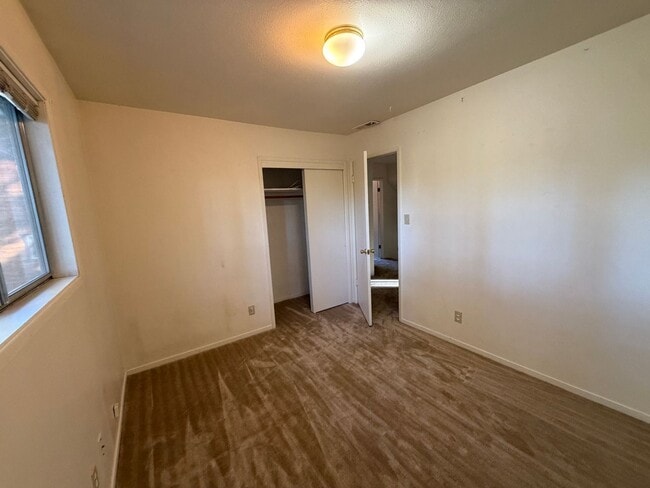 Building Photo - 916 Sunset Dr