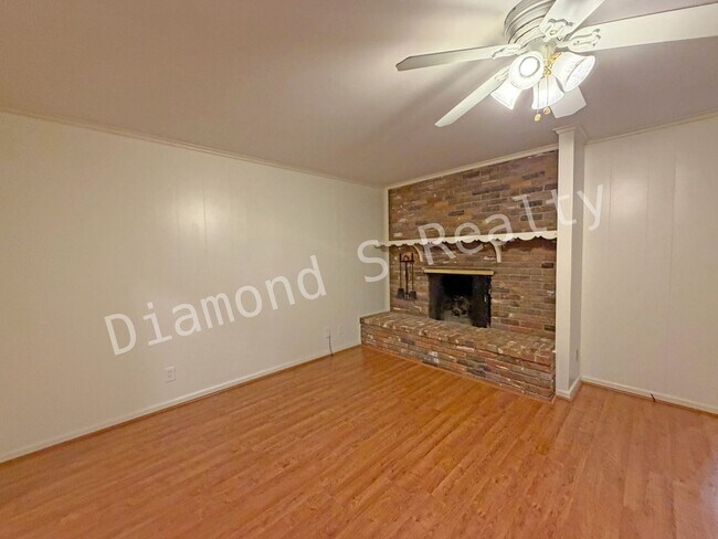 Building Photo - Southeast Springfield 3 Bedroom Home Available!