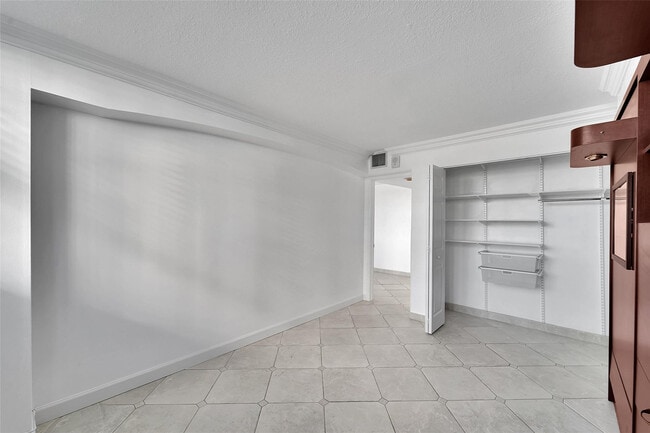 Building Photo - 1239 Hillsboro Mile