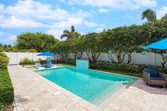 Building Photo - 340 NE 7th Ave