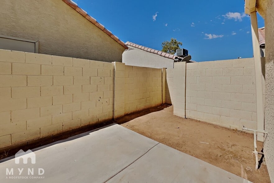 Building Photo - 8520 W Palm Ln