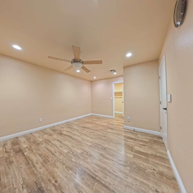 Building Photo - Highly Remodeled, 1st Floor Unit