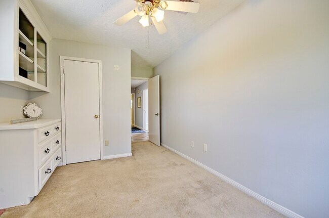 Building Photo - 609 Mary Ann Dr