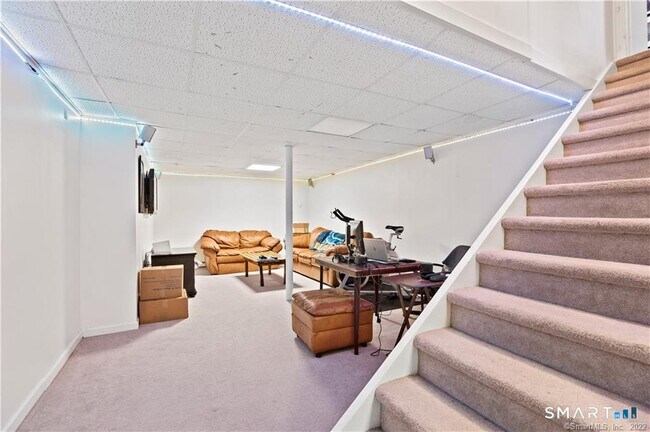 Building Photo - 8 Genesee Ln